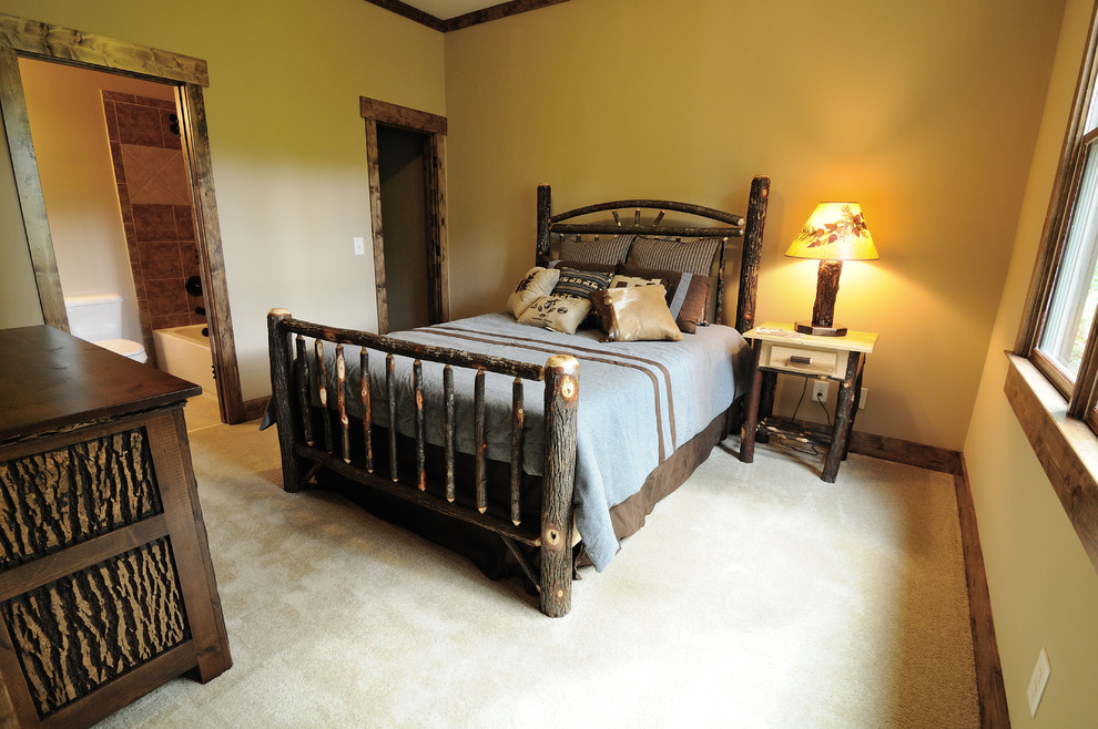 На фото: гостевая спальня среднего размера, (комната для гостей) в стиле рустика с бежевыми стенами и ковровым покрытием без камина с
