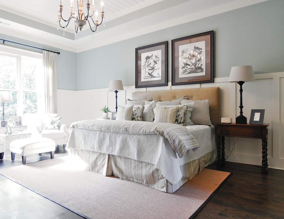 Свежая идея для дизайна: хозяйская спальня среднего размера в стиле неоклассика (современная классика) с синими стенами и темным паркетным полом без камина - отличное фото интерьера