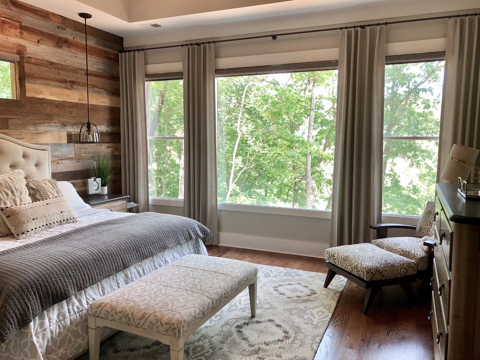アトランタにある中くらいなラスティックスタイルのおしゃれな主寝室 (グレーの壁、無垢フローリング、茶色い床)