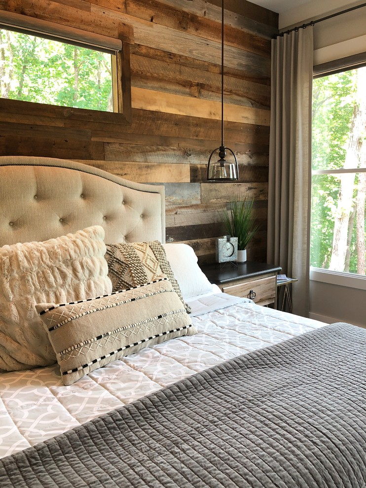 Источник вдохновения для домашнего уюта: хозяйская спальня среднего размера в стиле рустика с серыми стенами, паркетным полом среднего тона и коричневым полом