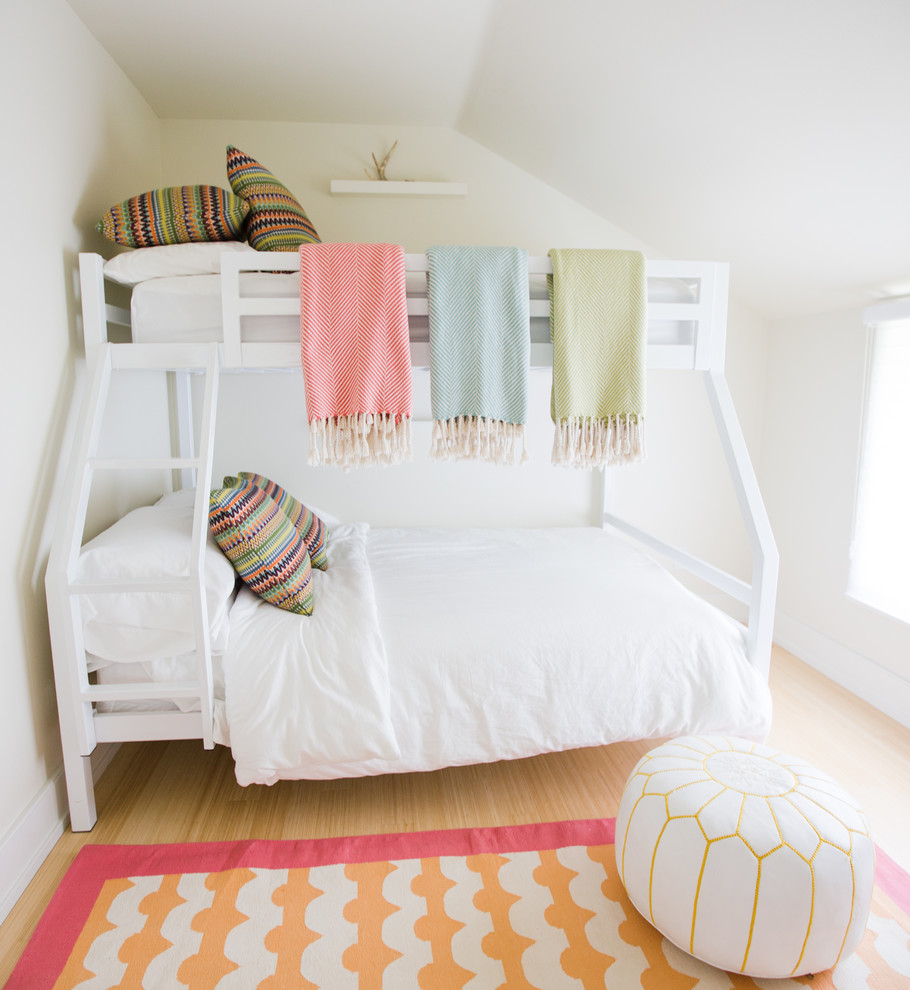 На фото: спальня среднего размера в стиле неоклассика (современная классика) с белыми стенами, полом из бамбука и коричневым полом без камина с