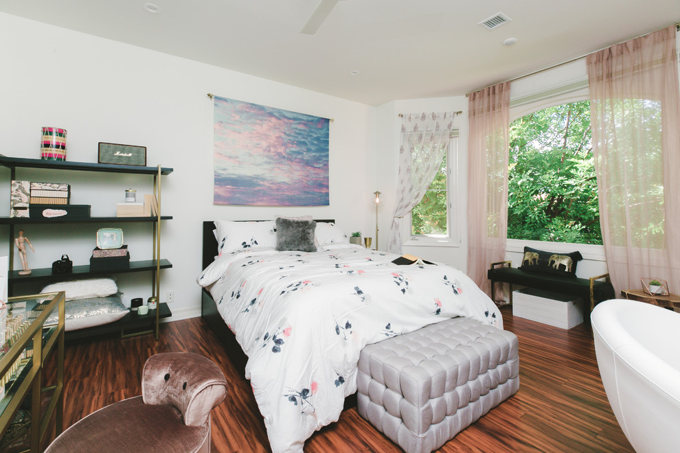 ロサンゼルスにあるコンテンポラリースタイルのおしゃれな寝室 (白い壁、濃色無垢フローリング、茶色い床) のレイアウト