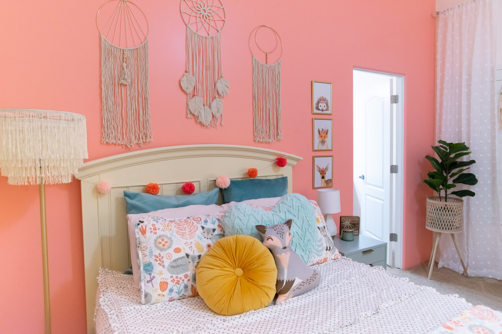 Modelo de dormitorio tradicional renovado de tamaño medio sin chimenea con paredes rosas y moqueta
