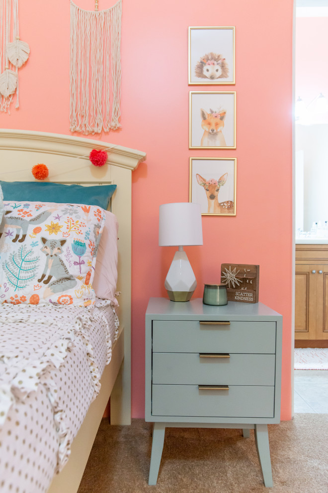 Foto de dormitorio tradicional renovado de tamaño medio sin chimenea con paredes rosas y moqueta