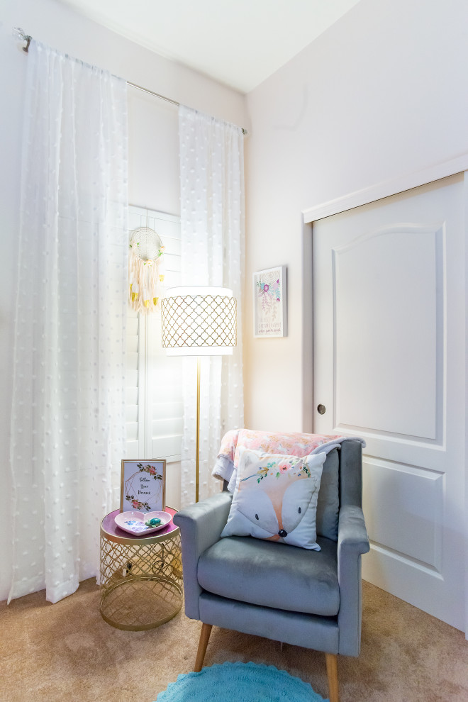 Exempel på ett mellanstort klassiskt sovrum, med rosa väggar och heltäckningsmatta