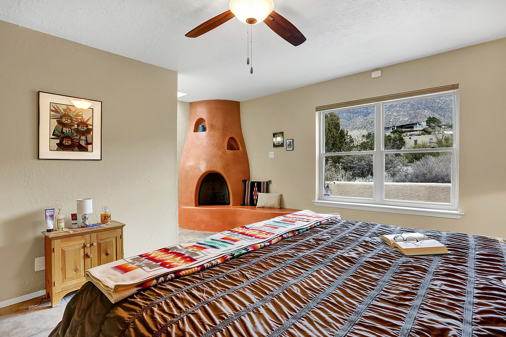 Idee per una piccola camera da letto american style con pareti beige e pavimento con piastrelle in ceramica