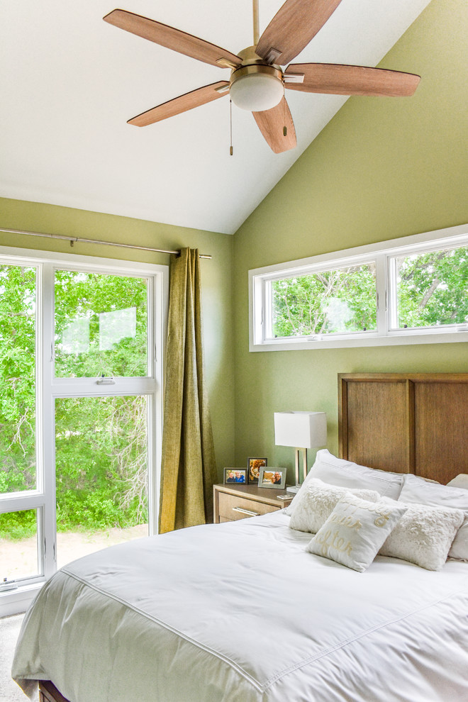 Идея дизайна: маленькая хозяйская спальня в стиле неоклассика (современная классика) с зелеными стенами, ковровым покрытием и белым полом для на участке и в саду