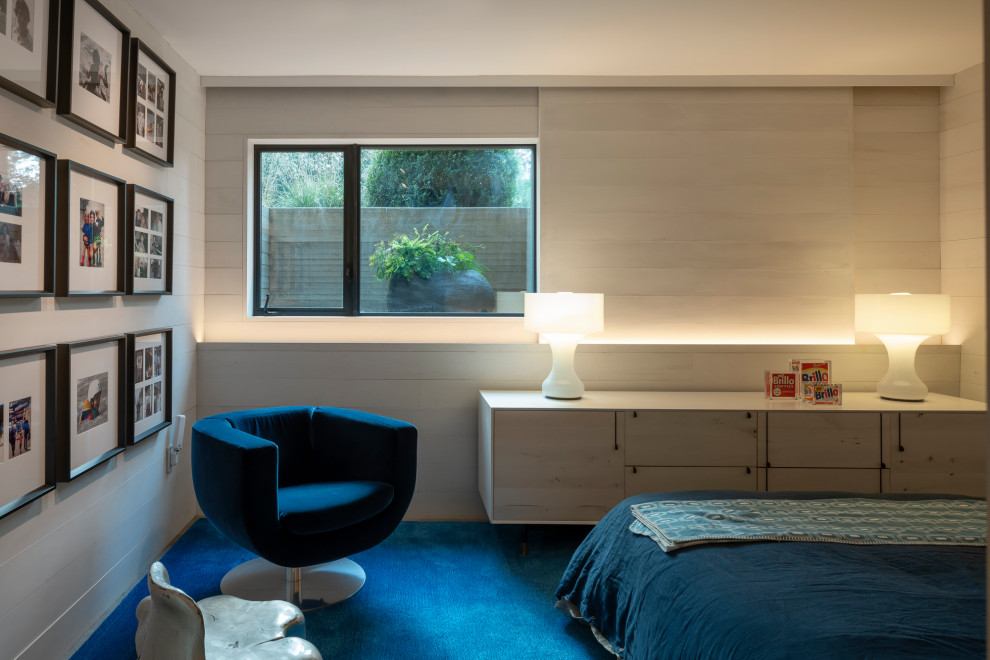Diseño de habitación de invitados contemporánea de tamaño medio con paredes beige, madera, moqueta y suelo azul