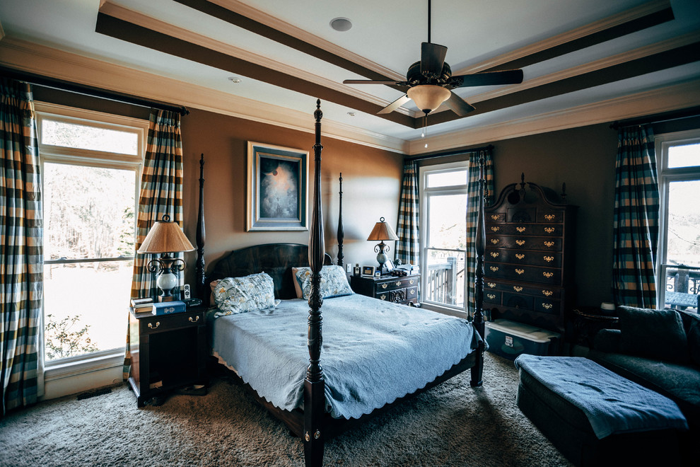 Пример оригинального дизайна: большая хозяйская спальня в классическом стиле с бежевыми стенами, ковровым покрытием и бежевым полом без камина