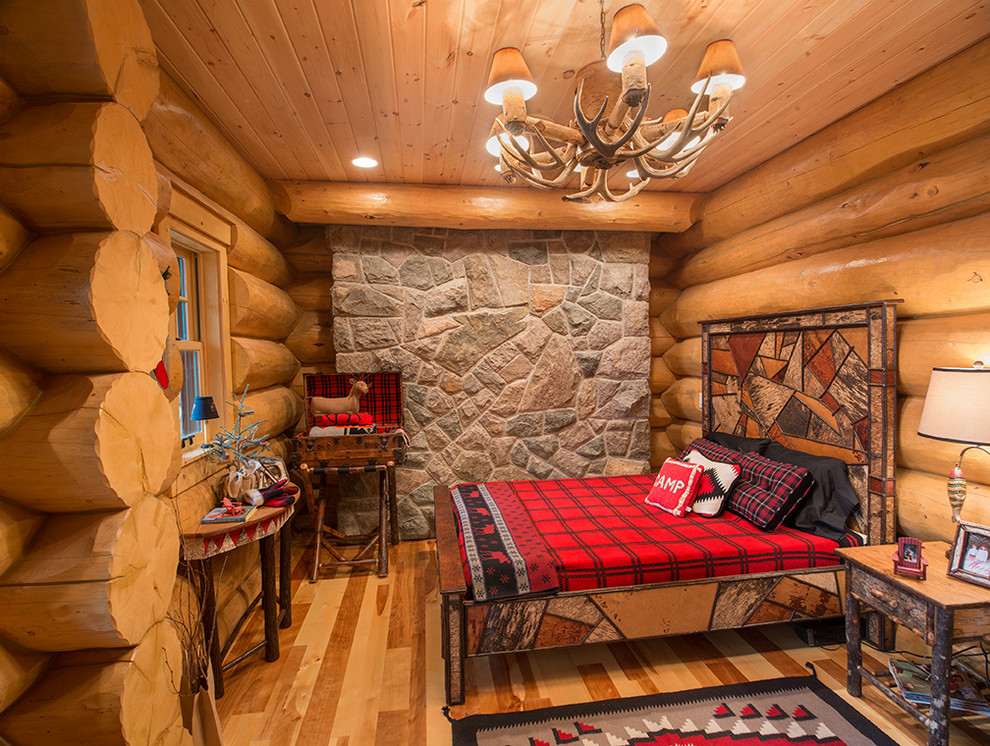 Ejemplo de habitación de invitados rural sin chimenea con suelo de madera en tonos medios