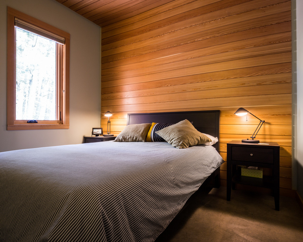 シアトルにある中くらいなラスティックスタイルのおしゃれな客用寝室 (白い壁、コンクリートの床、暖炉なし)