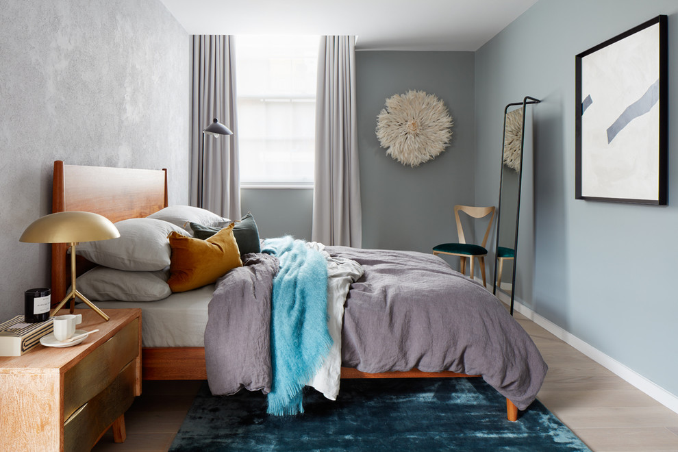 Foto di una camera da letto chic con pareti blu, parquet chiaro e pavimento beige