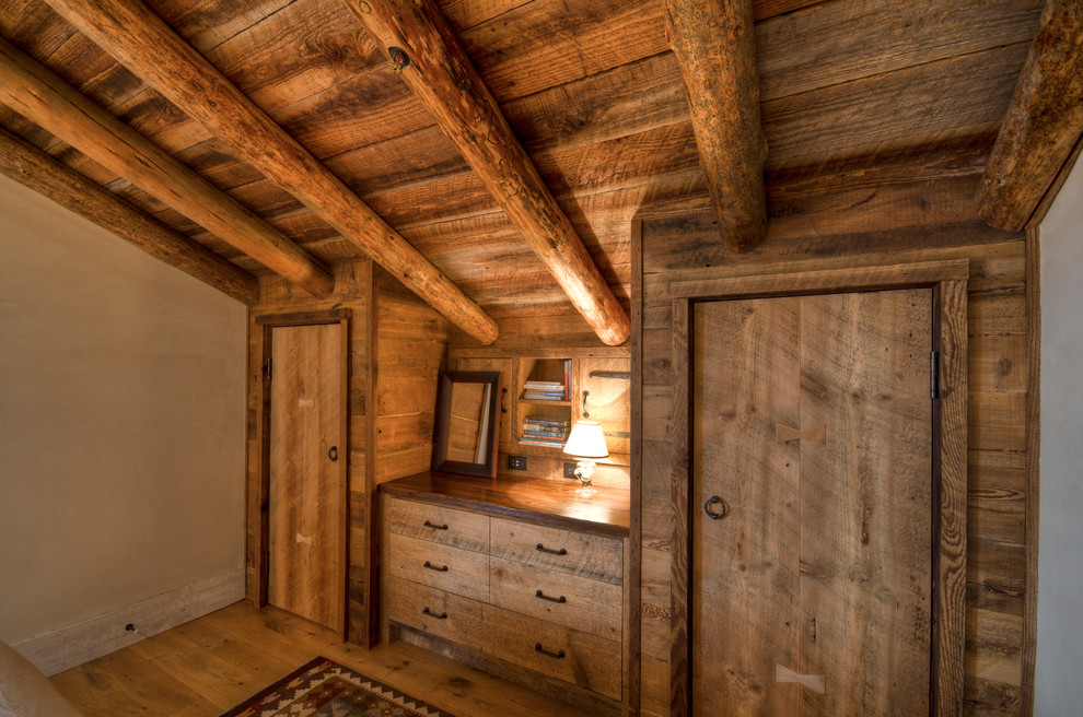 Esempio di una camera degli ospiti tradizionale di medie dimensioni con pareti beige e pavimento in legno massello medio