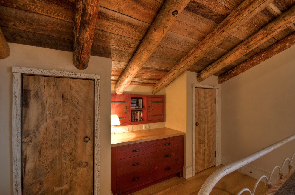 Foto de habitación de invitados clásica de tamaño medio con paredes beige y suelo de madera clara