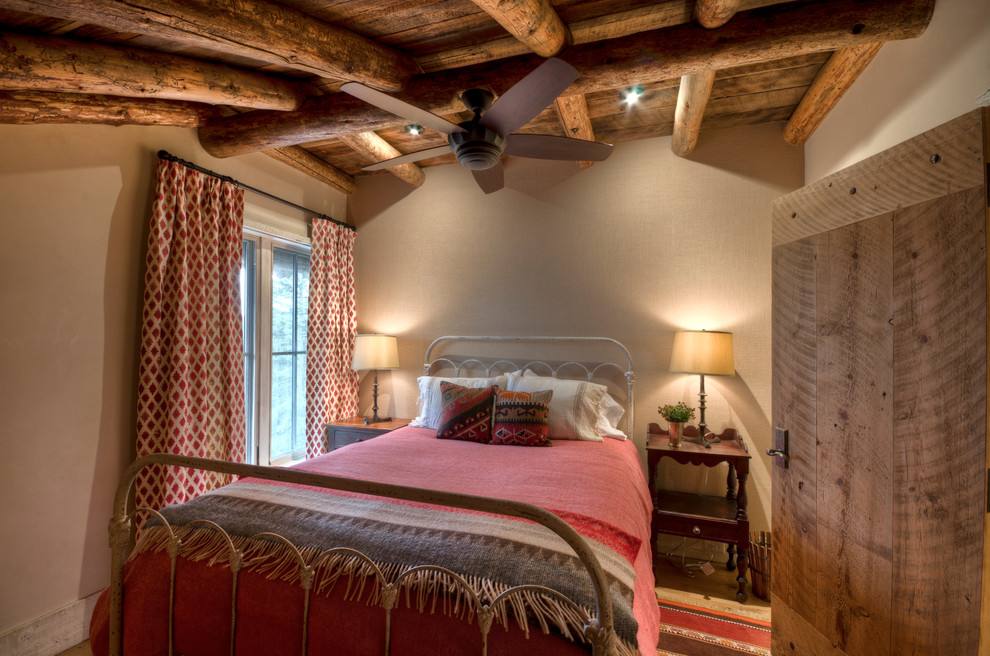 Imagen de habitación de invitados tradicional pequeña con paredes beige y suelo de madera en tonos medios