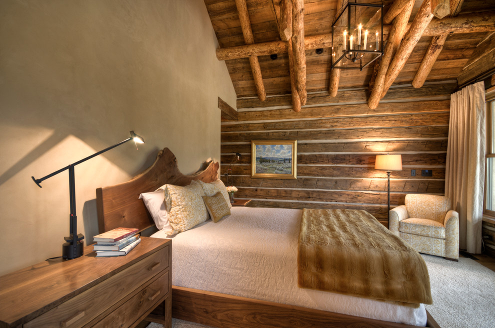 Imagen de dormitorio principal clásico grande sin chimenea con paredes beige y suelo de madera en tonos medios