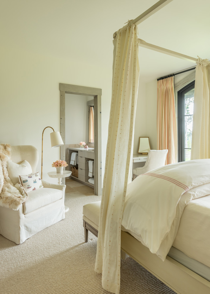 Esempio di una camera da letto stile rurale con pareti beige, moquette e pavimento beige