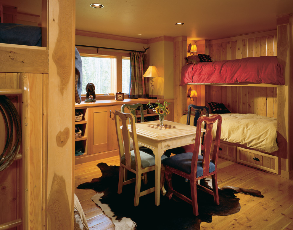 Imagen de habitación de invitados rural pequeña con paredes amarillas y suelo de madera clara