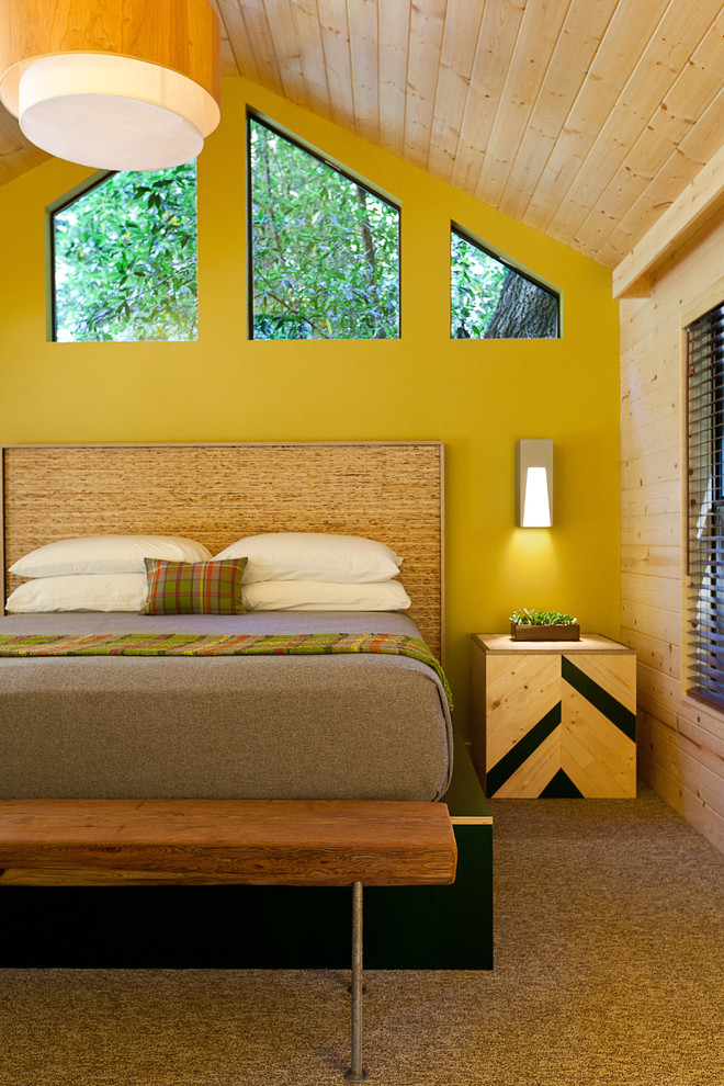 Modelo de habitación de invitados minimalista de tamaño medio sin chimenea con paredes amarillas y moqueta