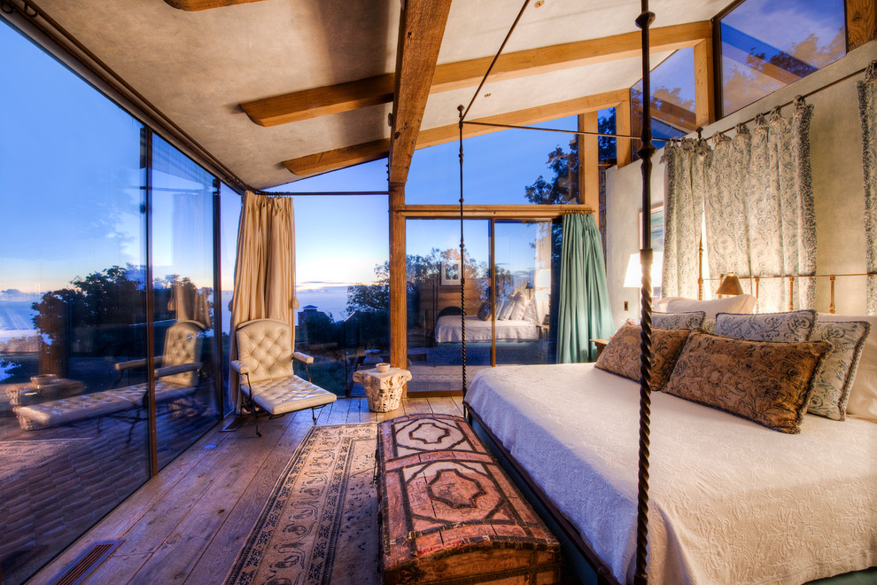 サンフランシスコにある巨大な地中海スタイルのおしゃれな主寝室 (無垢フローリング) のインテリア