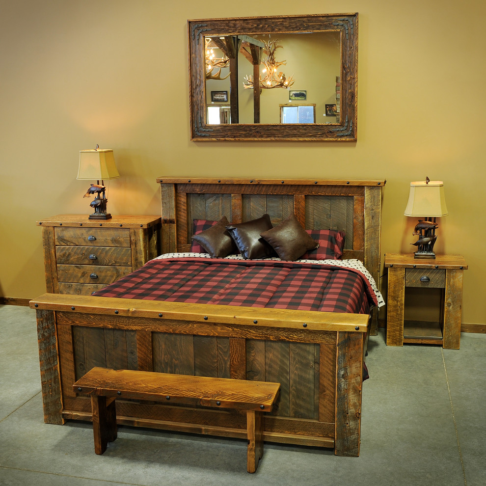 На фото: гостевая спальня среднего размера, (комната для гостей) в стиле рустика с бежевыми стенами, ковровым покрытием, стандартным камином и фасадом камина из камня с