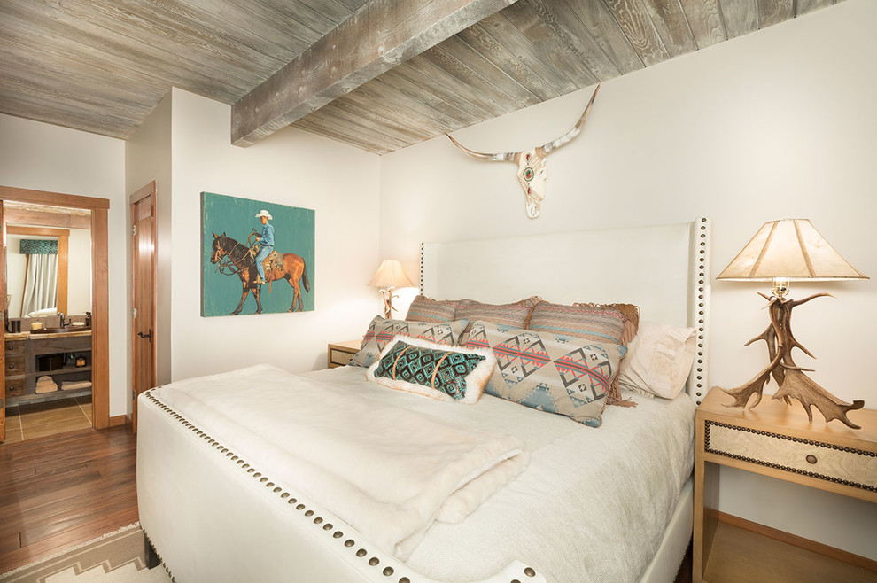 Mittelgroßes Eklektisches Gästezimmer mit beiger Wandfarbe, braunem Holzboden und braunem Boden in Sonstige