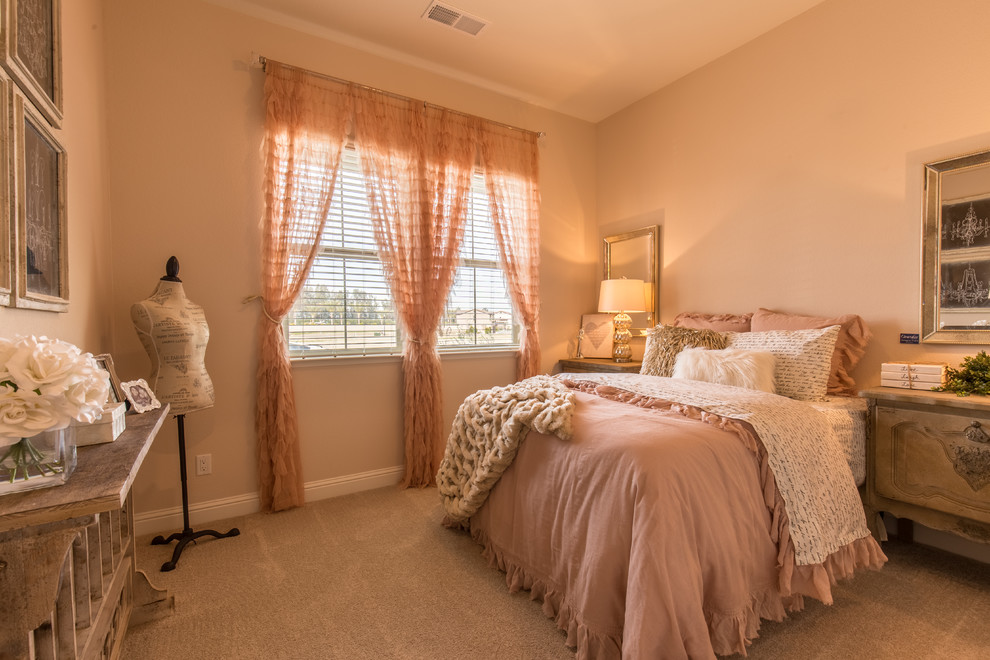 Ejemplo de habitación de invitados campestre con paredes rosas, moqueta y suelo beige