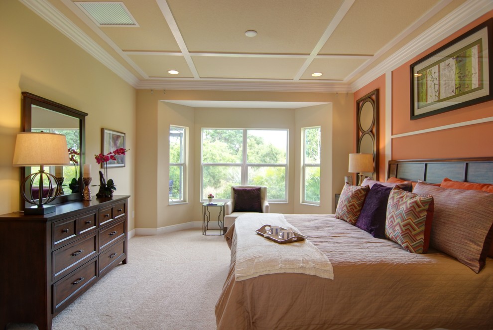 Foto de dormitorio principal actual de tamaño medio sin chimenea con paredes multicolor y moqueta