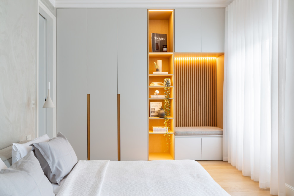 Diseño de dormitorio escandinavo con paredes grises, suelo de madera clara y suelo beige