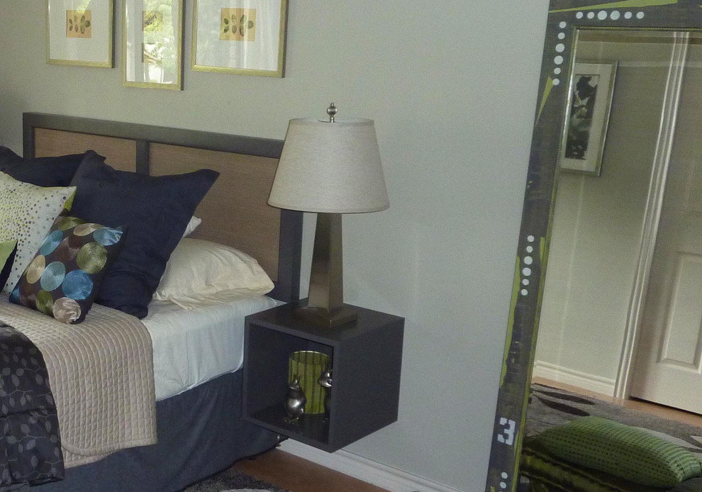 Источник вдохновения для домашнего уюта: гостевая спальня среднего размера, (комната для гостей) в стиле фьюжн с зелеными стенами и светлым паркетным полом