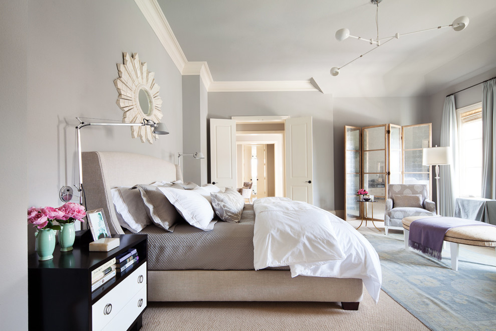 Свежая идея для дизайна: хозяйская спальня среднего размера в стиле шебби-шик с серыми стенами, ковровым покрытием и бежевым полом без камина - отличное фото интерьера