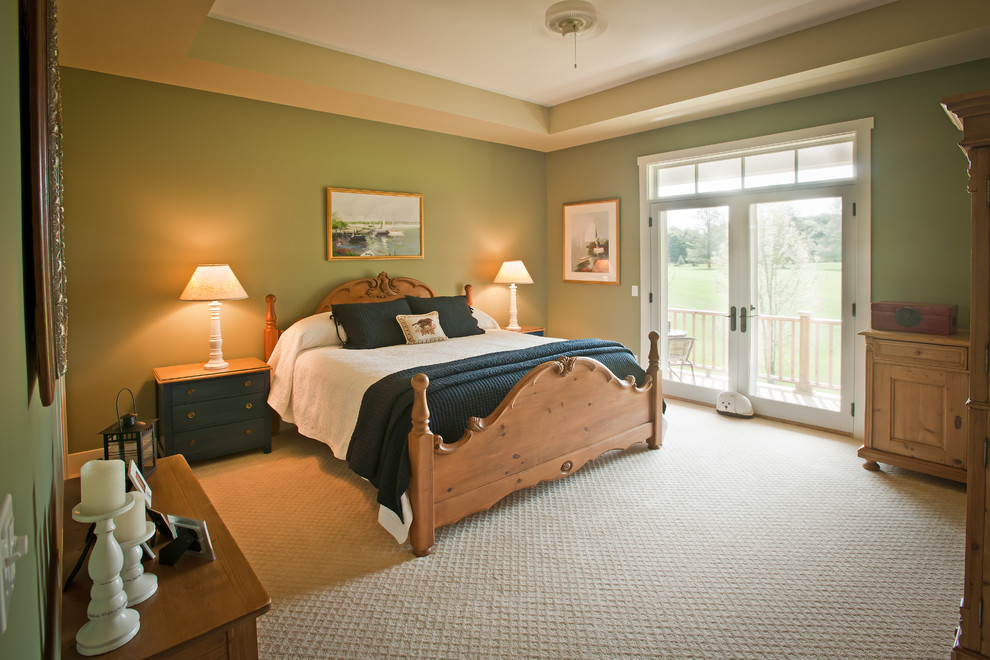 Mittelgroßes Uriges Hauptschlafzimmer mit grüner Wandfarbe, Teppichboden und beigem Boden in Sonstige