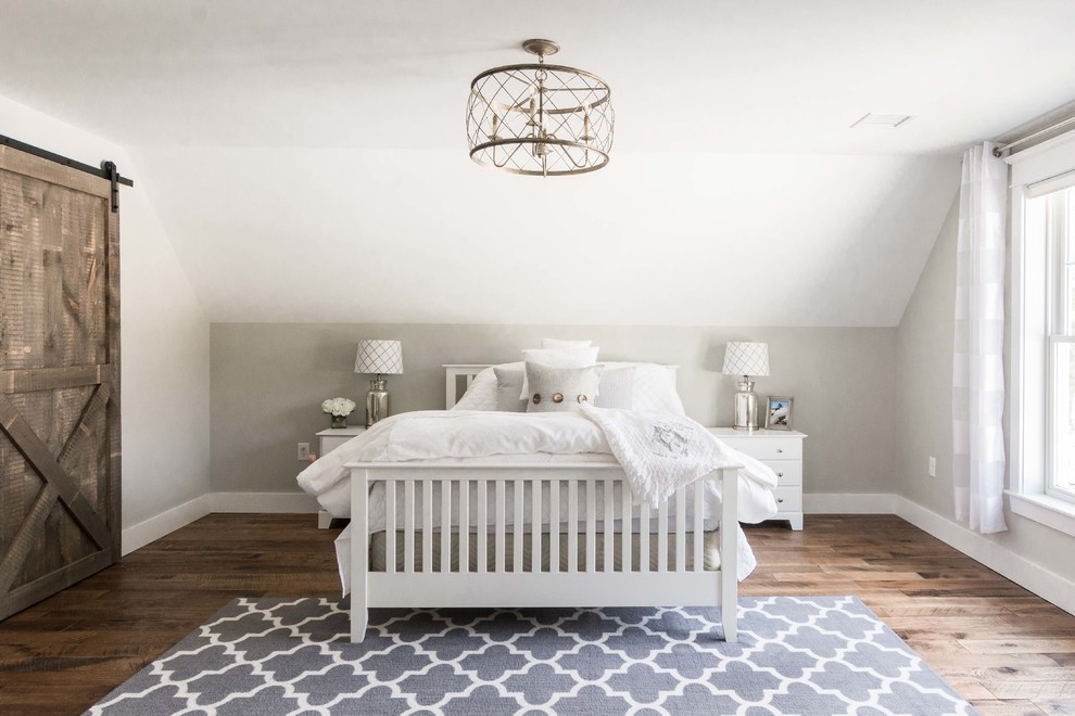 Mittelgroßes Landhaus Hauptschlafzimmer ohne Kamin mit grauer Wandfarbe, braunem Holzboden und braunem Boden in Portland Maine
