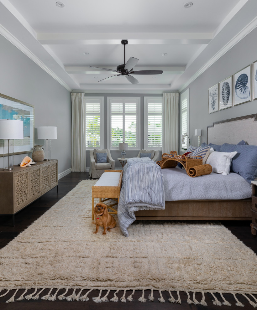 Immagine di una camera da letto stile marino con pareti grigie, parquet scuro e pavimento marrone