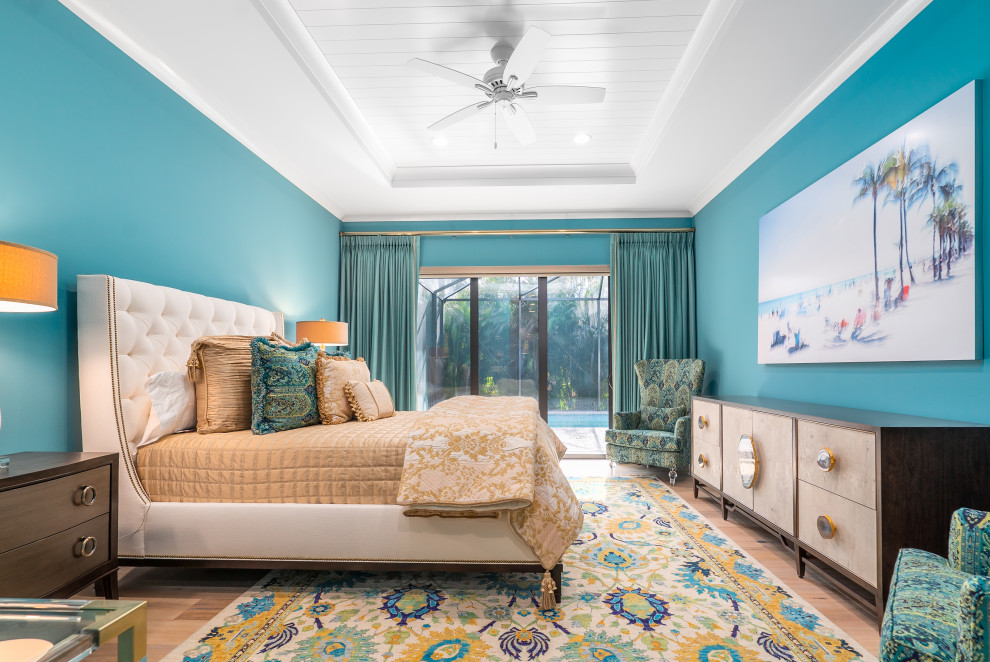 На фото: гостевая спальня (комната для гостей) в стиле неоклассика (современная классика) с синими стенами, паркетным полом среднего тона, коричневым полом, потолком из вагонки, многоуровневым потолком и синими шторами без камина с