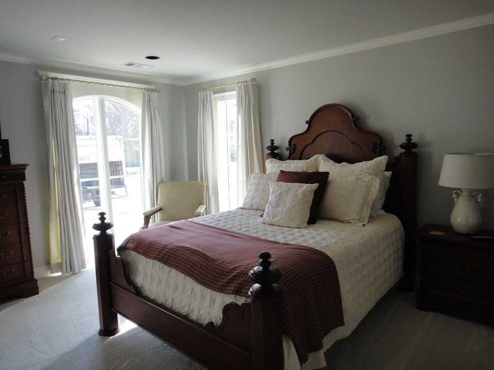 Diseño de dormitorio principal clásico de tamaño medio con paredes grises y moqueta