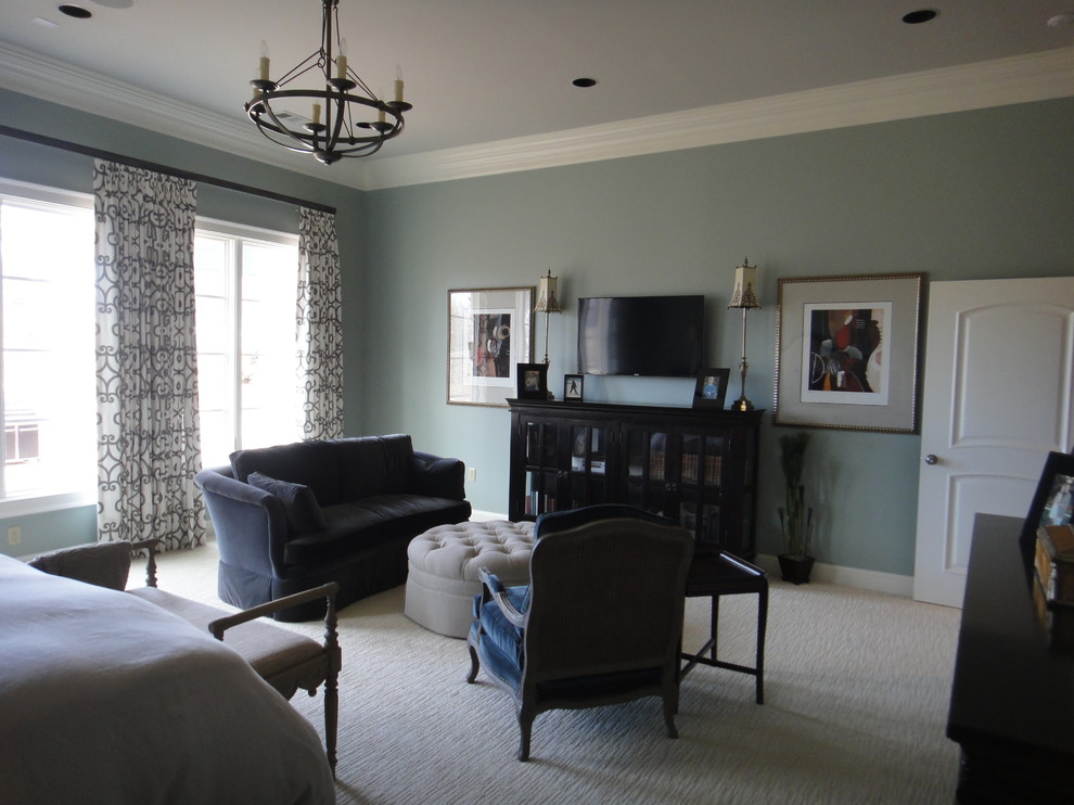 Imagen de dormitorio principal tradicional de tamaño medio con paredes grises y moqueta