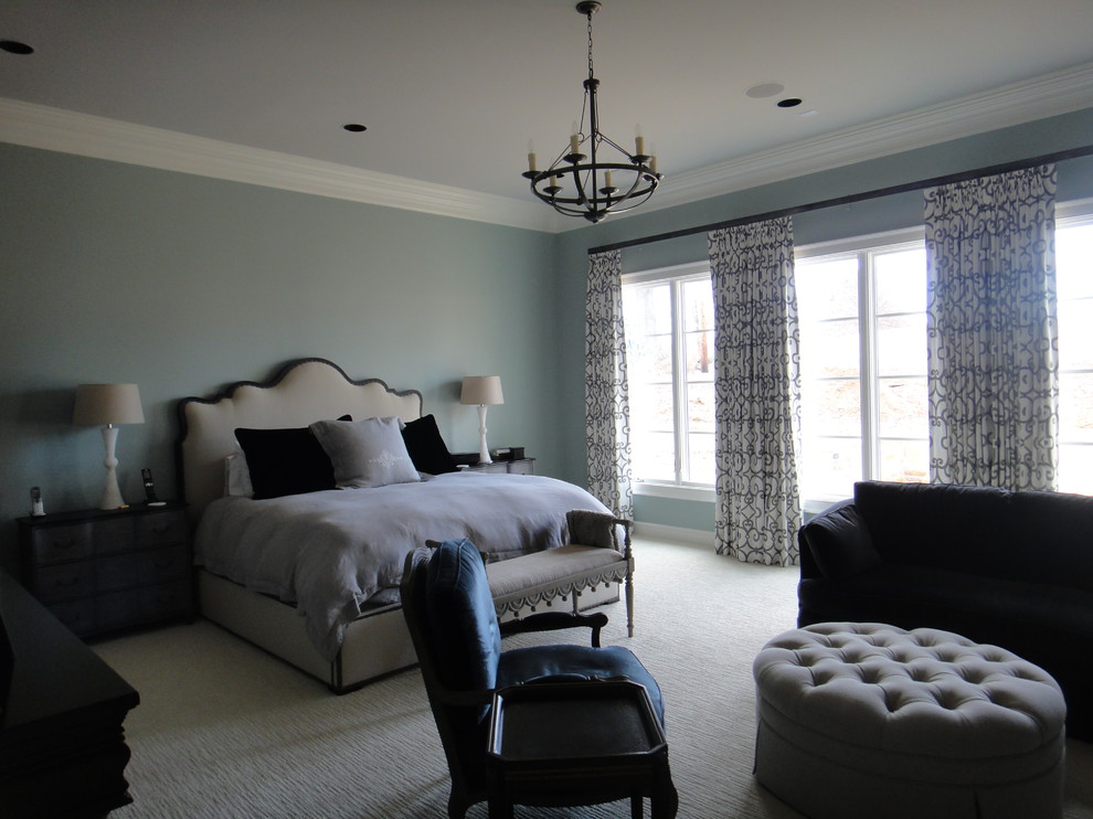 他の地域にある中くらいなトラディショナルスタイルのおしゃれな主寝室 (グレーの壁、カーペット敷き) のインテリア