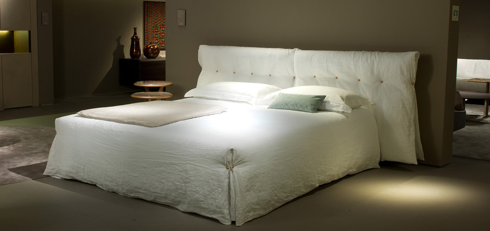 Источник вдохновения для домашнего уюта: большая хозяйская спальня в современном стиле с белыми стенами и серым полом