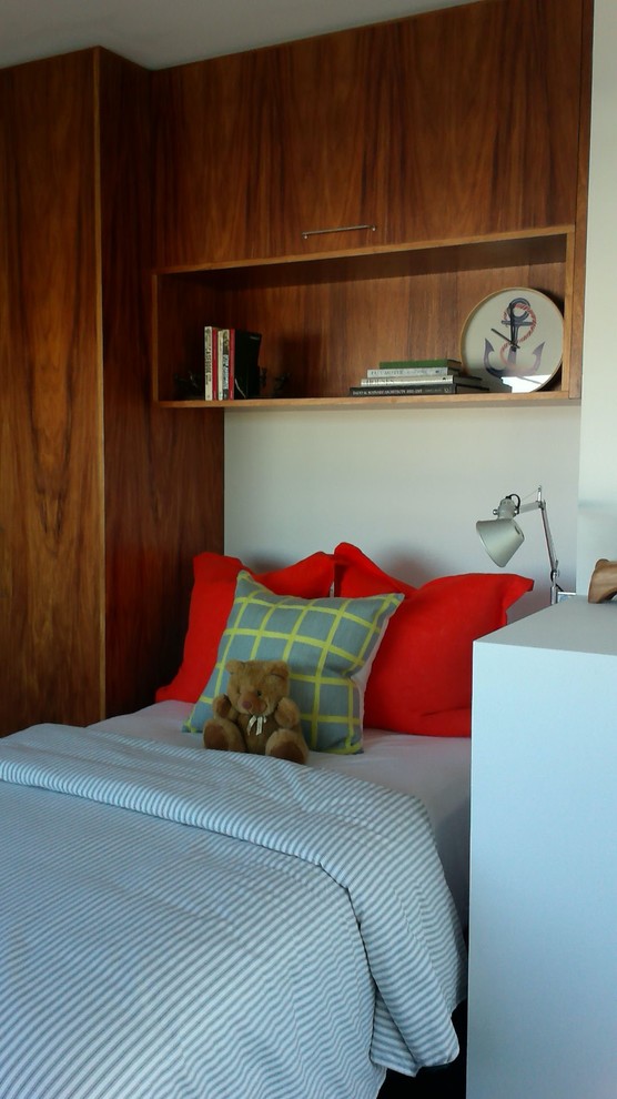 メルボルンにある小さなトラディショナルスタイルのおしゃれな客用寝室 (白い壁、暖炉なし、白い天井、カーペット敷き、板張り壁) のレイアウト