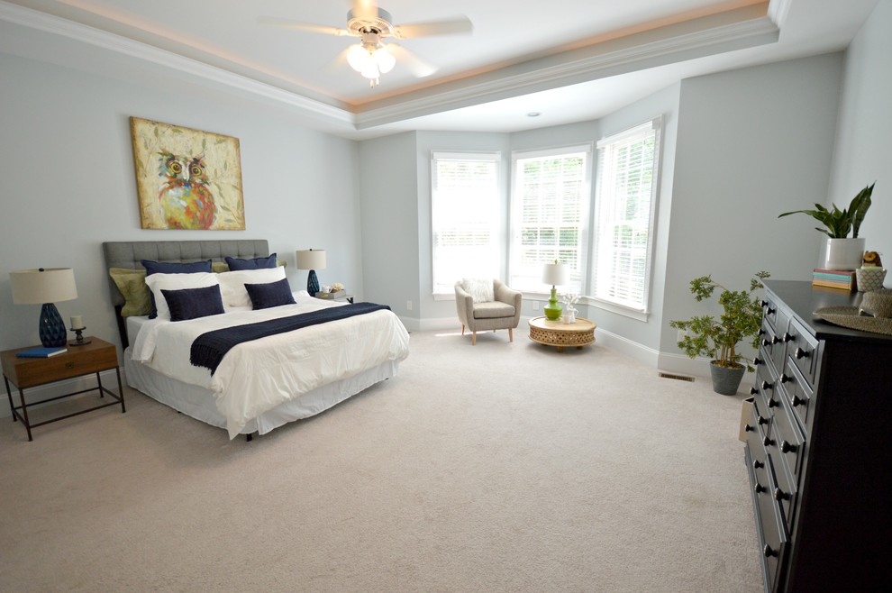 Стильный дизайн: большая хозяйская спальня в стиле модернизм с синими стенами и ковровым покрытием - последний тренд