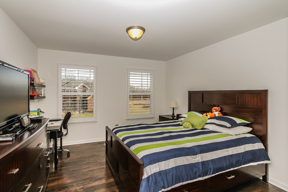 Exemple d'une chambre d'amis chic de taille moyenne avec un mur beige, parquet foncé, aucune cheminée et un sol marron.