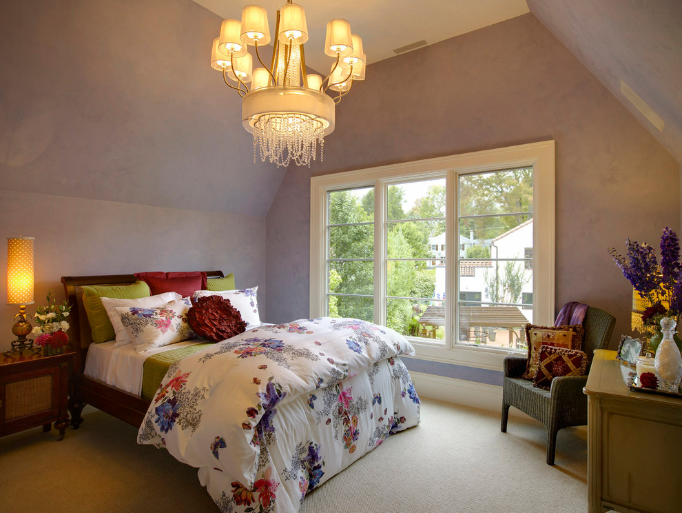 Cette image montre une chambre avec moquette traditionnelle avec un mur violet.