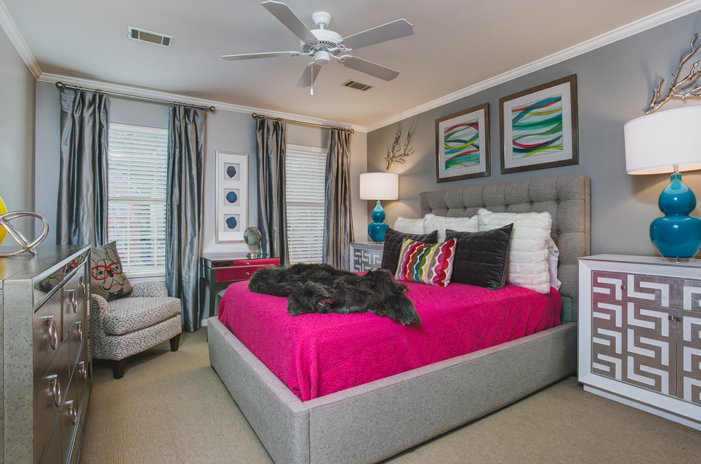 На фото: гостевая спальня среднего размера, (комната для гостей) в современном стиле с серыми стенами, ковровым покрытием и бежевым полом с