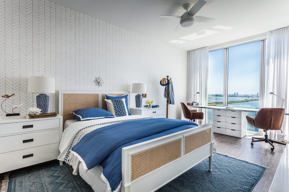 Свежая идея для дизайна: хозяйская спальня среднего размера в морском стиле с белыми стенами, серым полом и акцентной стеной - отличное фото интерьера