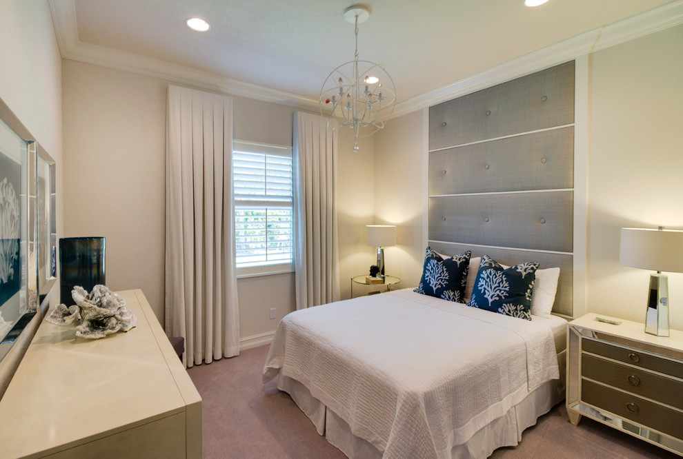 Foto de dormitorio principal costero de tamaño medio con paredes grises y moqueta