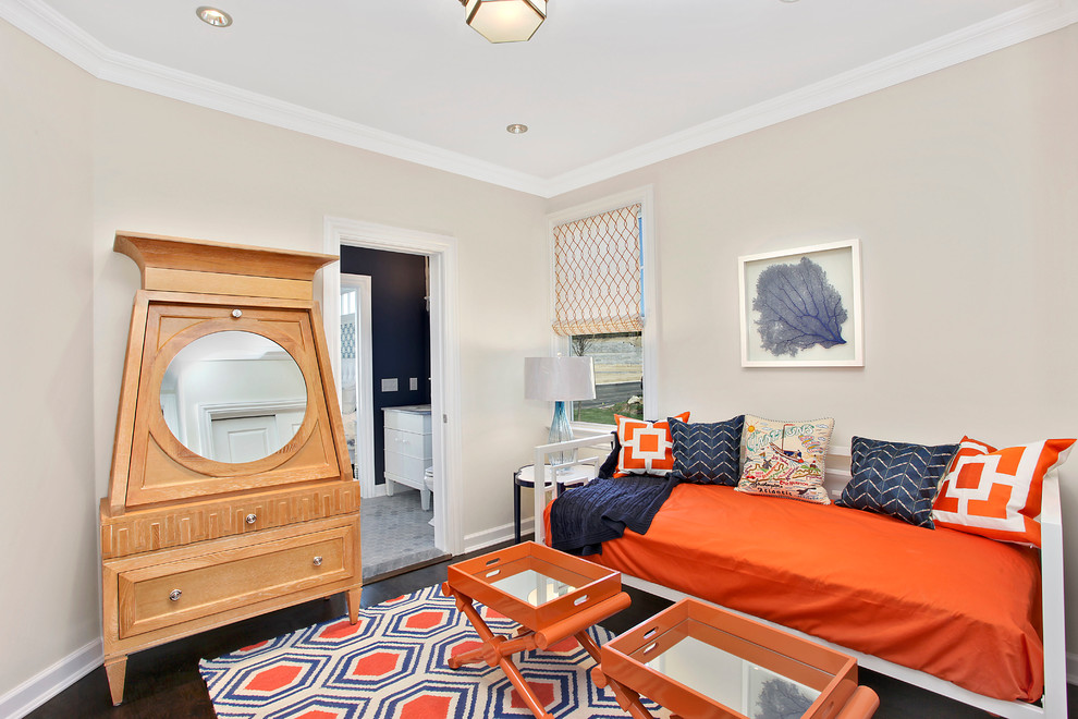 На фото: маленькая гостевая спальня (комната для гостей) в морском стиле с бежевыми стенами, паркетным полом среднего тона и коричневым полом без камина для на участке и в саду с