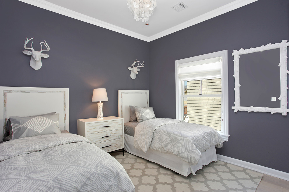 Modelo de habitación de invitados tradicional renovada de tamaño medio sin chimenea con suelo de madera clara, paredes grises y suelo beige