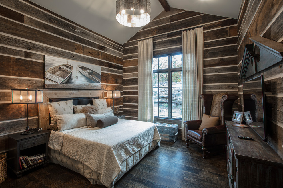 Idée de décoration pour une chambre parentale chalet avec un mur marron, parquet foncé, aucune cheminée et un sol marron.