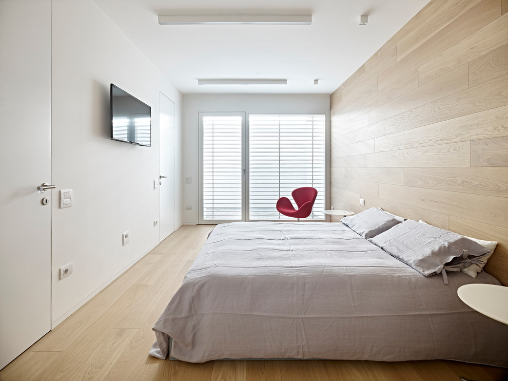 Ejemplo de dormitorio principal contemporáneo con suelo de madera clara